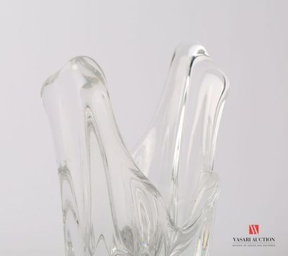 null BACCARAT 
Vase en cristal de forme libre à côtes légèrement torsadées.
Signé...