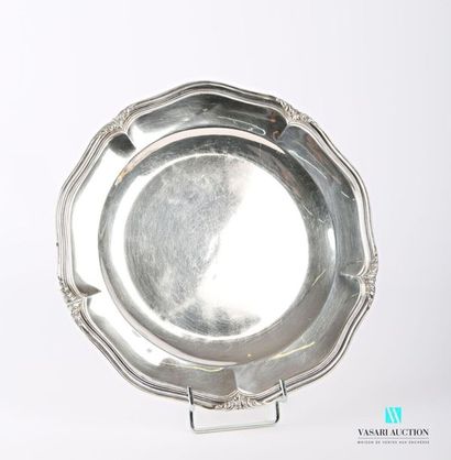 null Round silver dish, the border is fretworked with filleted contours and decorated...