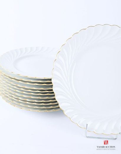 null HAVILAND - FRANCE
Suite de douze assiettes de table en porcelaine blanche, la...