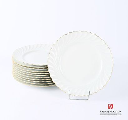 null HAVILAND - FRANCE
Suite de douze assiettes de table en porcelaine blanche, la...