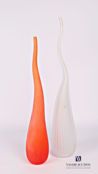null SALVIATI
Deux vases soliflore modèle Aria en verre de couleur rouge pour l'un...