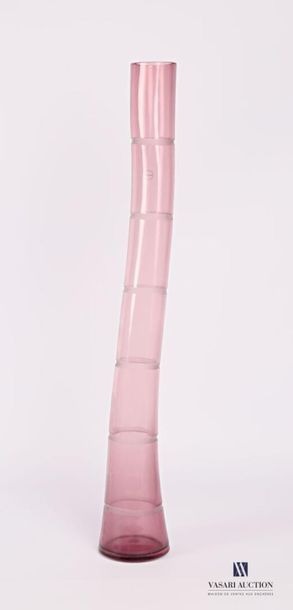 null SALVIATI
Vase soliflore tubulaire modèle Phuket en verre couleur améthyste.
Signé...