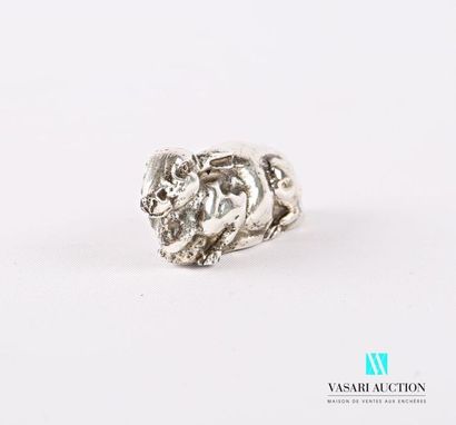 null Silver subject representing a lying rabbit.
Length : 4,5 cm - Weight : 86,98...