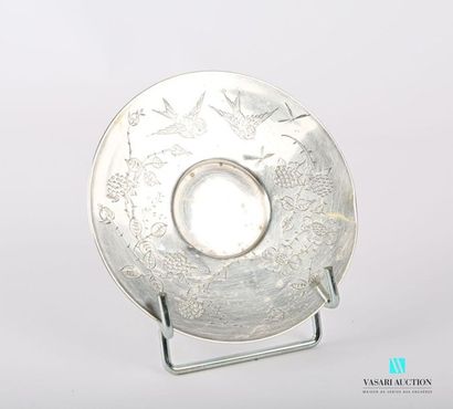 null Sous tasse en argent à décor d'oiseaux et branches fleuries.
Diam. : 12 cm -...