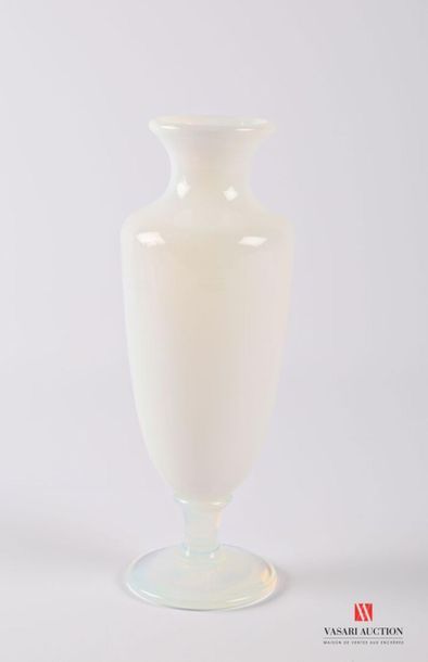 null SEVRES
Vase de forme balustre en opaline blanc laiteu, il repose sur un piédouche
Signé
Haut....
