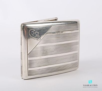 null Cigarette case in silver, slightly curved shape, the flats decorated with alternating...