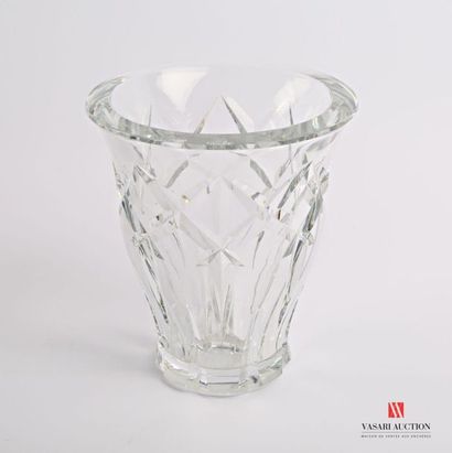 null BACCARAT
Vase en cristal à décor de dards et d'une frise étoilée, le piétement...