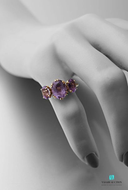 null Yellow gold ring 750 thousandths set with three oval amethysts 
Gross weight:...