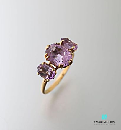 null Yellow gold ring 750 thousandths set with three oval amethysts 
Gross weight:...