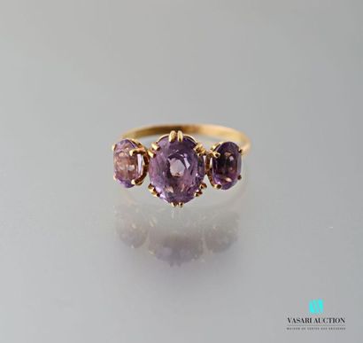 null Yellow gold ring 750 thousandths set with three oval amethysts 
Gross weight:...