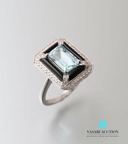 null 750 thousandths white gold ring adorned in its centre with an emerald-cut aquamarine...