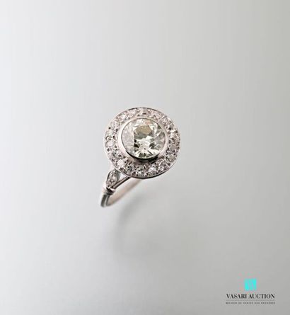 null Ring in white gold 750 thousandths set with a central old cut diamond of about...