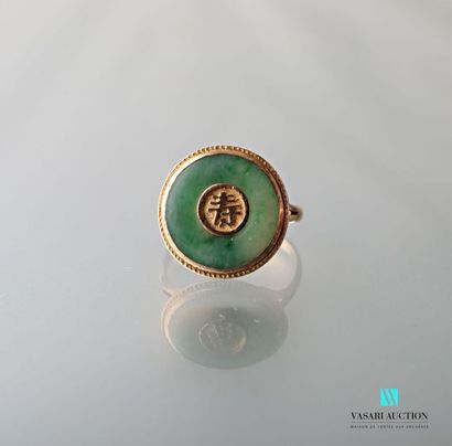 null Ring in yellow gold 750 thousandths decorated with a disc of green hard stone...