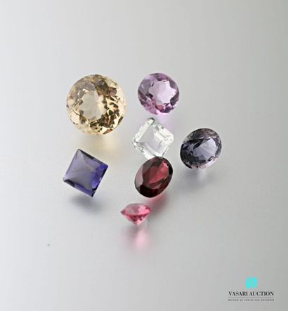 null Lot of gemstones on paper: a round citrine of 10.36 carats, an oval garnet of...
