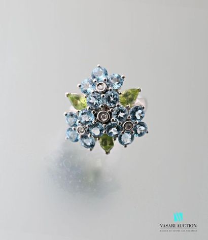 null Bague fleurs en or blanc 750 millièmes ornée de quatre fleurs serties de topazes...