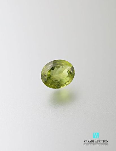 null Oval peridot on 4.03 carat paper (impact on the roundel).