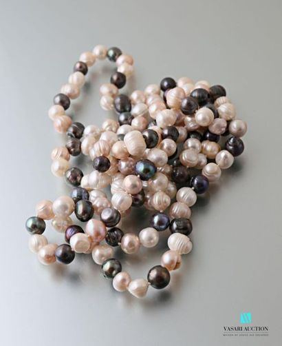 null Long two-tone long necklace of white and grey freshwater pearls
Length : 69...