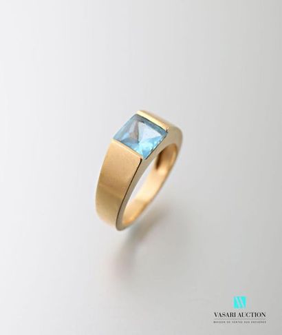 null 750 thousandths yellow gold band ring set with a square topaz 
Gross weight:...