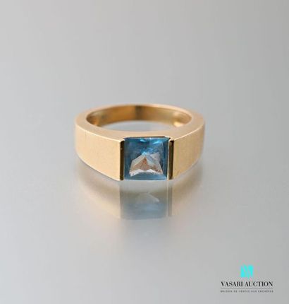 null 750 thousandths yellow gold band ring set with a square topaz 
Gross weight:...