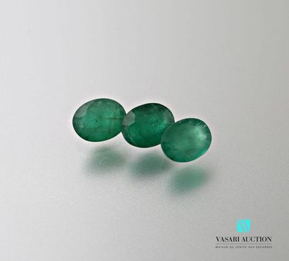 null Three oval emeralds on paper treated for a total weight of 5.18 carats Shock...