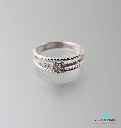 null Ring in 750 thousandths white gold centered on a square table set with diamonds...