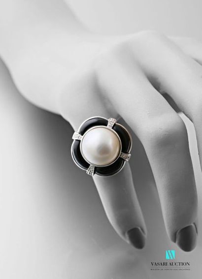 null Ring in 750 white gold with an animated body centred on a Mabé pearl hemmed...