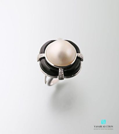 null Ring in 750 white gold with an animated body centred on a Mabé pearl hemmed...