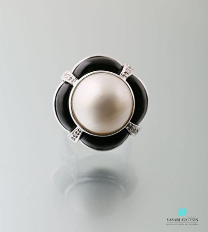 null Ring in 750 white gold with an animated body centred on a Mabé pearl hemmed...