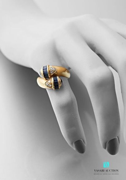 null Crossed ring in 750 thousandths yellow gold set with baguette sapphires, small...