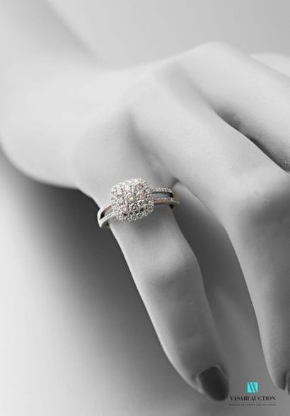 null Cushion-shaped ring in 750 thousandths white gold decorated in its centre with...