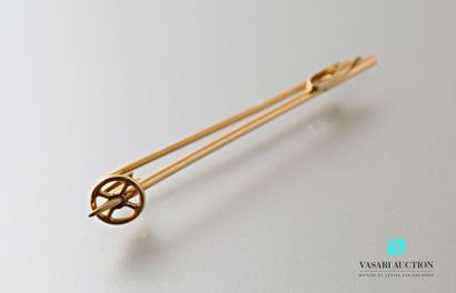 null Cartier, 750 thousandths yellow gold brooch in the shape of a ski pole
Gross...