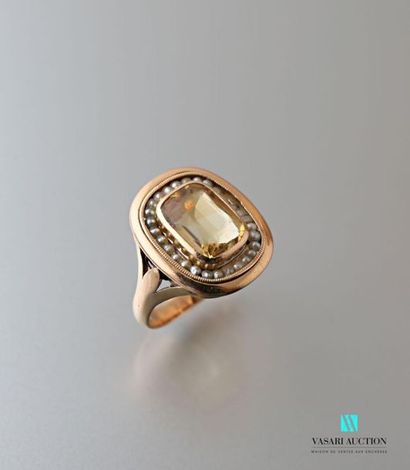 null 750 thousandths yellow gold ring set with a central citrine surrounded by pearls...