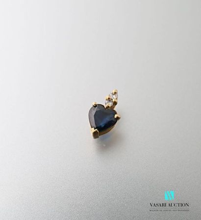 null Pendant in yellow gold 750 thousandths set with a sapphire cut in heart, the...