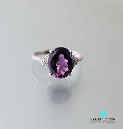 null Ring in 750 thousandths white gold set with an oval-shaped amethyst calibrating...
