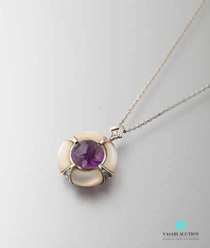 null Pendant and its chain in white gold 750 thousandths, it presents in its center...