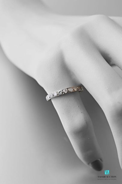 null Wedding band in 750 thousandths white gold set with 8/8 cut diamonds 
Gross...