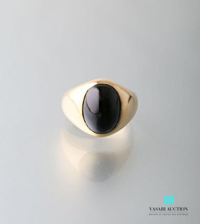 null Yellow gold 750 thousandths signet ring decorated with a garnet cabochon 
Gross...