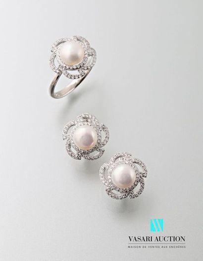 null Une demi-parure en argent 925 millièmes à motifs floraux sertie de demi-perles...