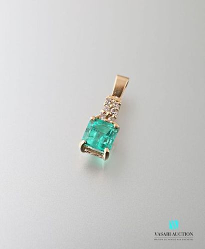 null Pendant in yellow gold 750 thousandths set with a square-cut emerald surmounted...