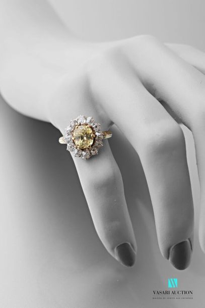 null Pompadour ring in 750 thousandths yellow gold set with a central yellow sapphire...