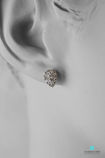 null Pair of 750 thousandths pear shape white gold openwork earrings adorned with...