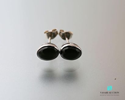 null Pair of 750 thousandths white gold earrings adorned with two black star sapphires,...