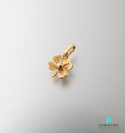 null Pendant in yellow gold 750 thousandths in the shape of a four-leaf clover 
Weight:...