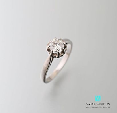 null Bague en platine 850 millièmes sertie d'un diamant solitaire demi-taille d'environ...