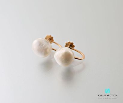 null Pair of 750 thousandths gold earrings set with two probably fine baroque pearls,...