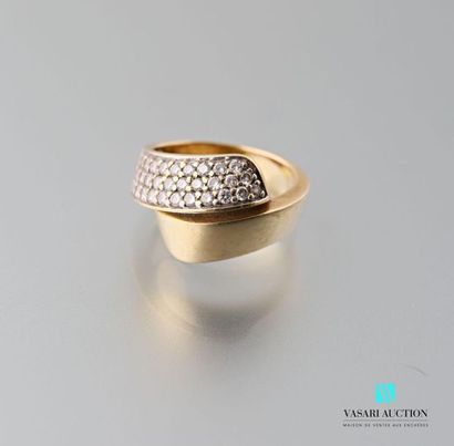 null 750 thousandths yellow gold cross ring, paved on one side with 33 brilliants...