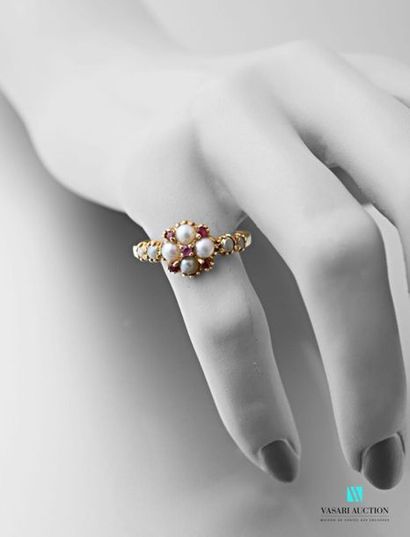 null Ring in yellow gold 750 thousandths, round motif set with four half pearls and...