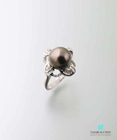 null 750 thousandths white gold ring set with a 10.5/11mm Tahitian cultured pearl...