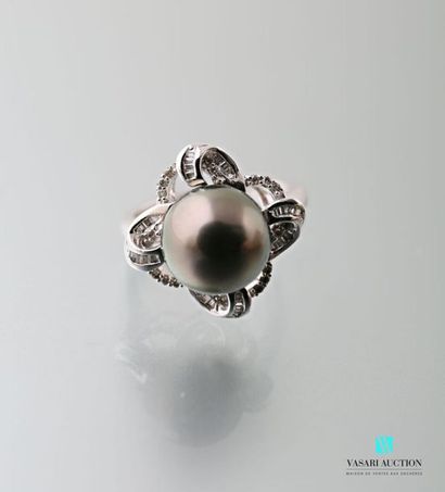 null 750 thousandths white gold ring set with a 10.5/11mm Tahitian cultured pearl...