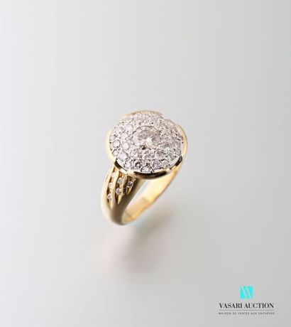 null Ring in yellow gold 750 thousandths, round pattern paved with brilliants, the...